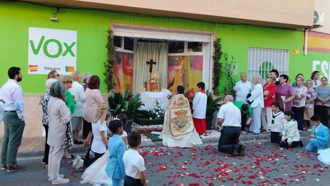 La procesión de Nàquera del Corpus Christi se detiene frente a la sede de Vox. / L_EMV