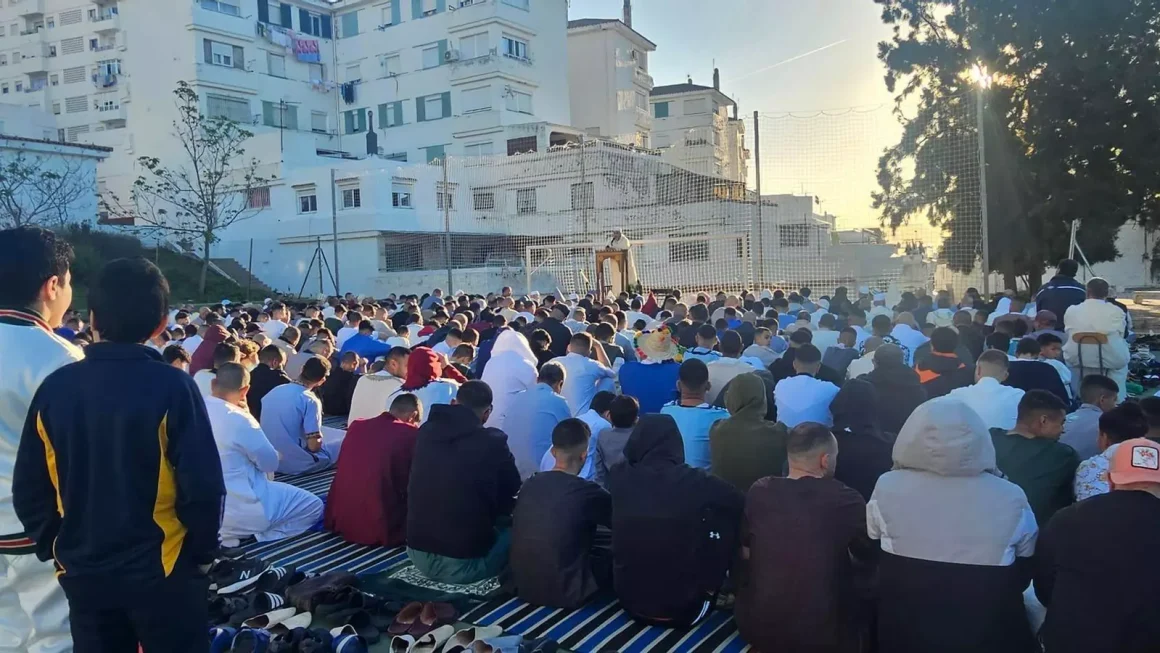Rezo colectivo en la pista deportiva situada en la calle Paco de Lucía, en El Saladillo, organizado por la mezquita Al Rahmah. / Comunidad Islámica Al Rahmah