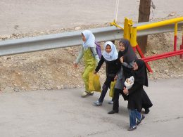 niñas con velo islámico en Irán