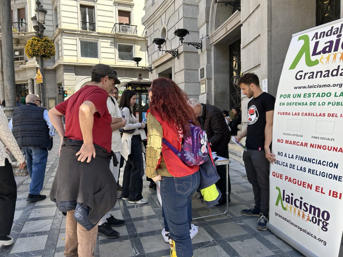 Granada Laica inicia en la calle la campaña para no marcar las casillas del IRPF con una recogida de firmas