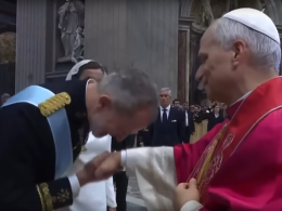 El rey Felipe VI realizando una reverencia en la Misa de Inicio del Pontificado de Su Santidad el Papa León XIV